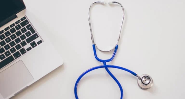 राजस्थान हाईकोर्ट का आदेश: वरिष्ठ रेजिडेंसी के लिए चयनित डॉक्टर को तुरंत रिलीव करें, करियर बाधित नहीं किया जा सकता