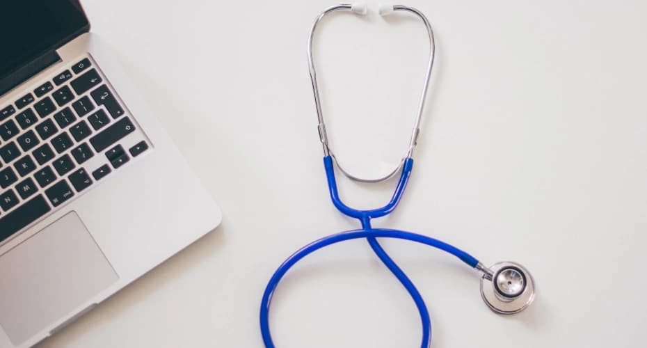 कर्नाटक हाईकोर्ट ने एमबीबीएस सीट से वंचित छात्रा को ₹15 लाख मुआवज़ा देने का आदेश