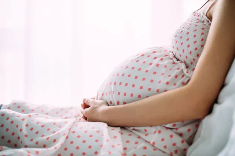 बॉम्बे हाई कोर्ट ने IVF कराने वाली महिलाओं के लिए ART अधिनियम में निर्धारित आयु सीमा को चुनौती देने के मामले में विशेषज्ञों से राय मांगी है।