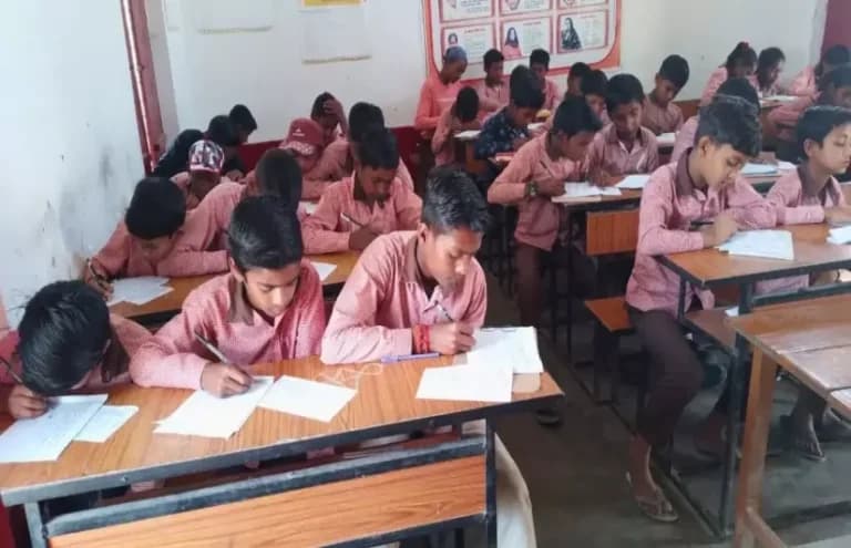 यूपी स्कूल पेयरिंग को चुनौती: हाईकोर्ट ने कार्यान्वयन पर रोक लगाई