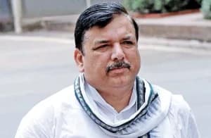 सुप्रीम कोर्ट ने संजय सिंह से कहा कि वे यूपी के स्कूल बंद करने के मामले में इलाहाबाद हाईकोर्ट से राहत मांगें