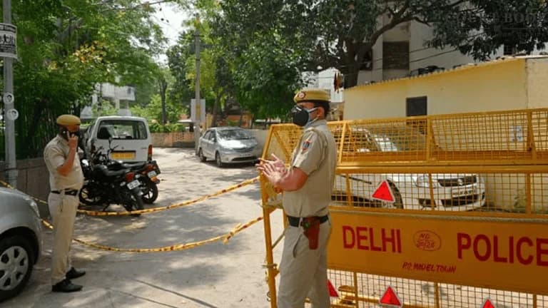 दिल्ली उच्च न्यायालय ने पुलिस नोटिस में खामियों को उजागर करते हुए कथित उत्पीड़न मामले में याचिकाकर्ताओं को अंतरिम सुरक्षा प्रदान की।