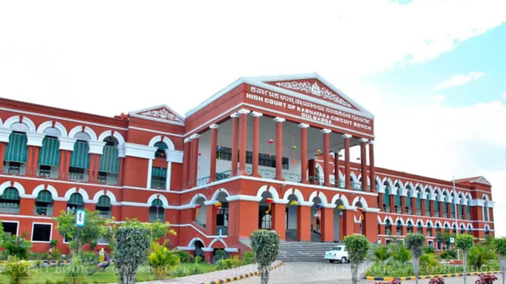 कर्नाटक हाईकोर्ट: स्वतंत्रता दिवस पर उल्टा फहराया गया तिरंगा, अदालत ने कहा- 'जानबूझकर अपमान नहीं', केस रद्द
