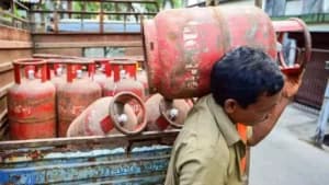 LPG सिलेंडर की कमी पर बॉम्बे हाईकोर्ट सख्त: केंद्र और DGFT से जवाब तलब, घरेलू आपूर्ति को प्राथमिकता देने का निर्देश