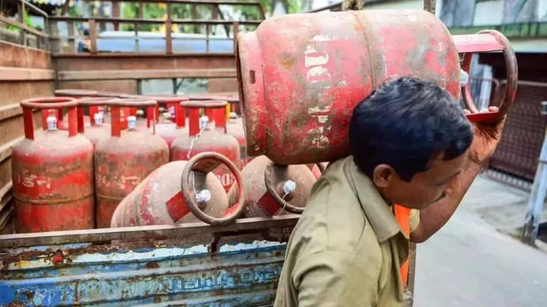 LPG सिलेंडर की कमी पर बॉम्बे हाईकोर्ट सख्त: केंद्र और DGFT से जवाब तलब, घरेलू आपूर्ति को प्राथमिकता देने का निर्देश