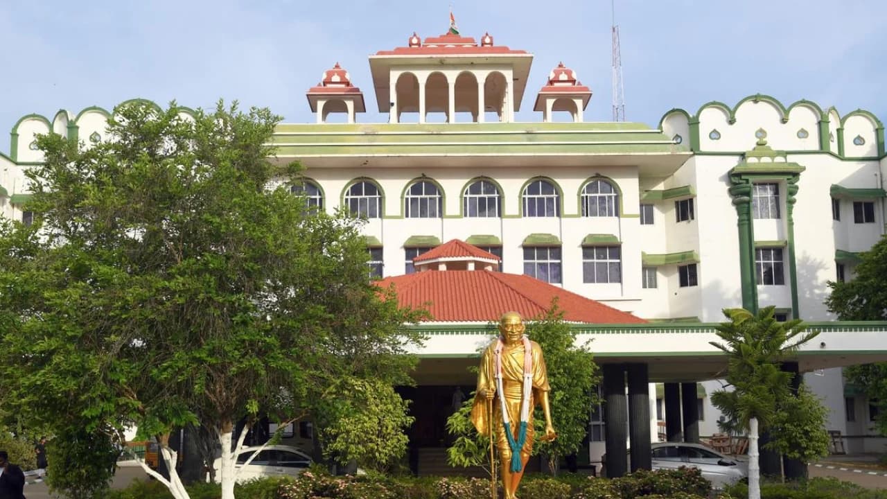 पुलिस की कार्रवाई पर सवाल उठाना अपराध नहीं है: मद्रास उच्च न्यायालय ने दो आरोपियों के खिलाफ आपराधिक मामला रद्द किया