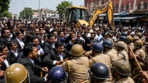 इलाहाबाद हाईकोर्ट ने लखनऊ वकीलों की हड़ताल को अवैध ठहराया, बार पदाधिकारियों और अधिवक्ताओं को कारण बताओ नोटिस जारी