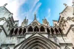 यूके सुप्रीम कोर्ट का फैसला: ट्रांस महिलाएं 'महिला' की परिभाषा में शामिल नहीं - समानता अधिनियम 2010 के तहत