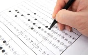 दिल्ली हाईकोर्ट ने DSSSB रोल नंबर बबलिंग विवाद पर अलग-अलग फैसला सुनाया