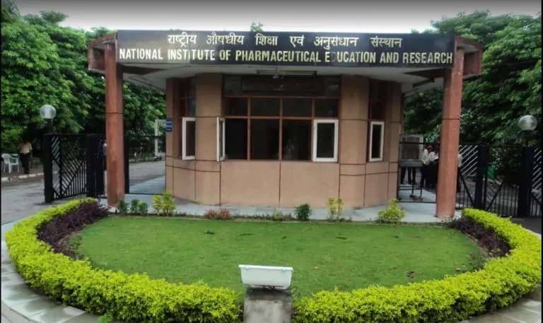 NIPER अनुशासनात्मक मामले में पंजाब एवं हरियाणा हाईकोर्ट के पुनर्बहाली आदेश पर सुप्रीम कोर्ट की रोक, साक्ष्यों के पुनर्मूल्यांकन पर उठाए सवाल