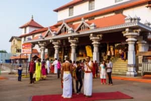 मंदिर की बंद सीढ़ियाँ, जली लाश और चुप्पी का सच: दिल्ली कोर्ट ने पुजारी दंपति को हत्या का दोषी ठहराया